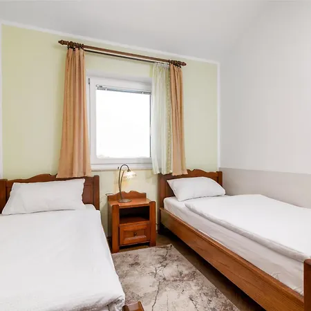 Apartman With Parking Space Stinjan, - 23546