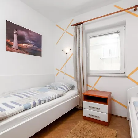 Apartman With Parking Space Stinjan, - 23546
