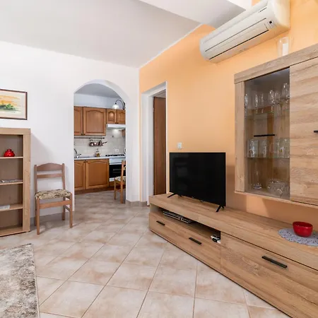 Apartman With Parking Space Stinjan, - 23546 *