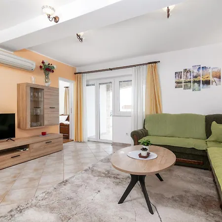 Apartman With Parking Space Stinjan, - 23546 *